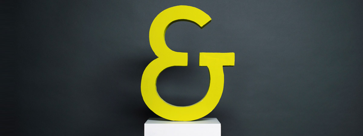 Sagawe & Klages advokatbyrå för företag logo gul framför grå bakgrund